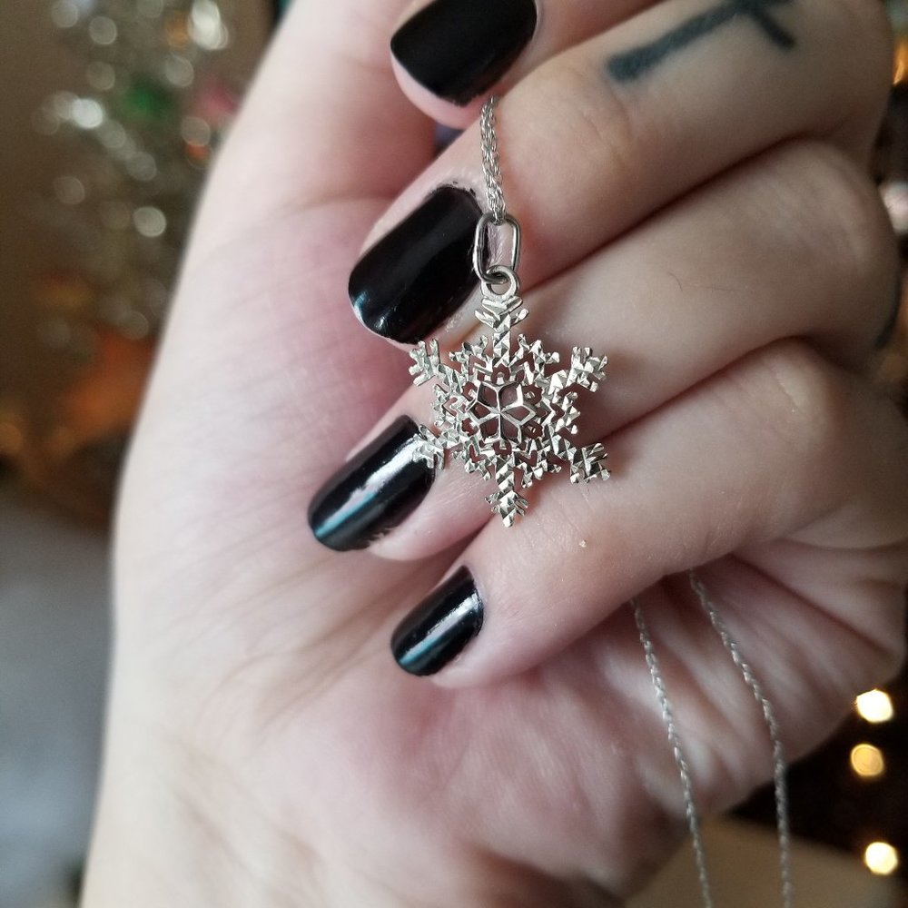 white gold snowflake pendant